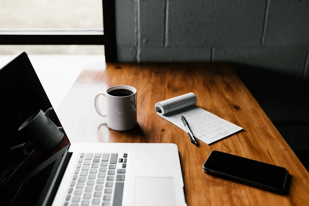 Laptop aperto su scrivania per apertura partita IVA online tramite Agenzia delle Entrate